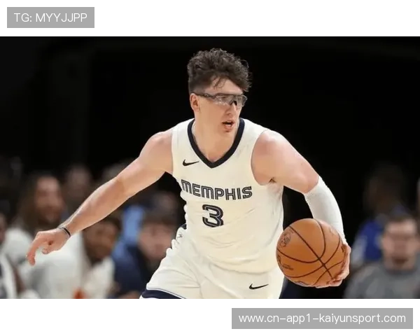 湖人球员拉拉维亚抢球时“不小心”坐到场边美女球迷身旁