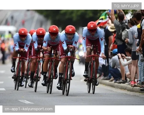 环法自行车赛序幕赛现场：观众在阿尔卑斯山路段彻夜守候